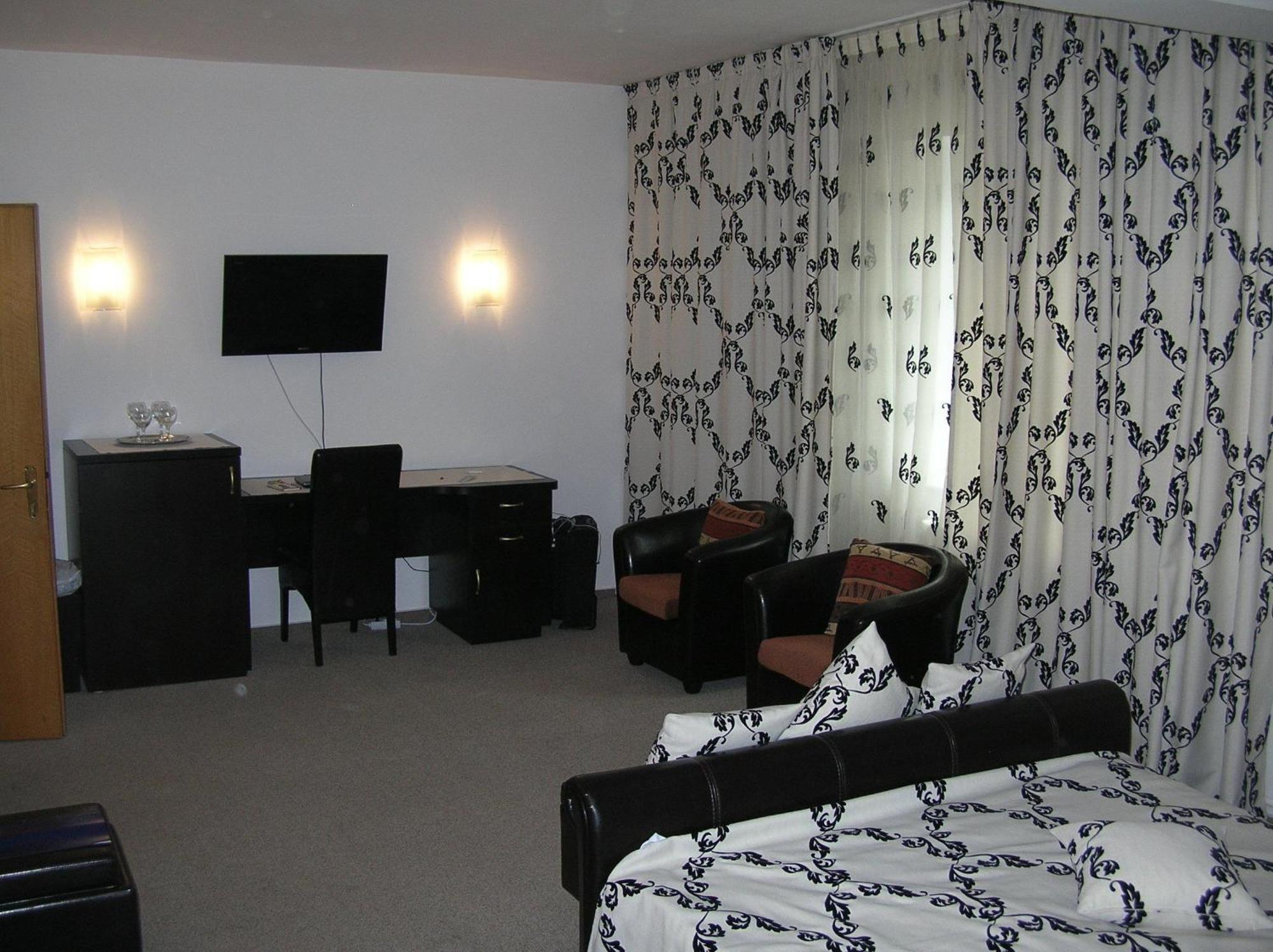 Federatia Romana De Scrima - Hotel Floreta De Aur Bükreş Dış mekan fotoğraf